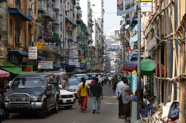 Straateeld in Yangon, de grootste stad van Myanmar