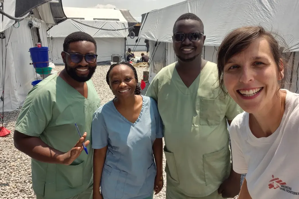 Selfie van dr. Emily Vandamme met enkele collega's in het ebolabehandelcentrum in Bunia. Links op de foto staat Alex Bonane Murutsi.