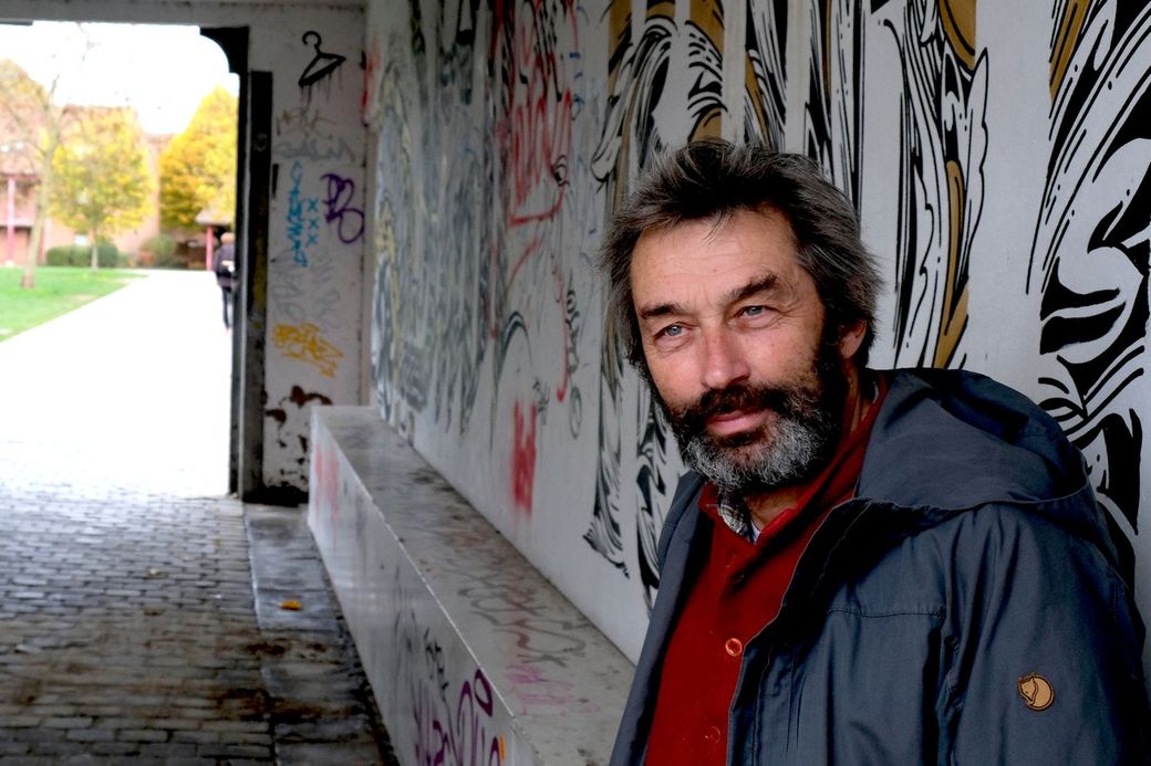 Journalist John Vandaele op een bankje