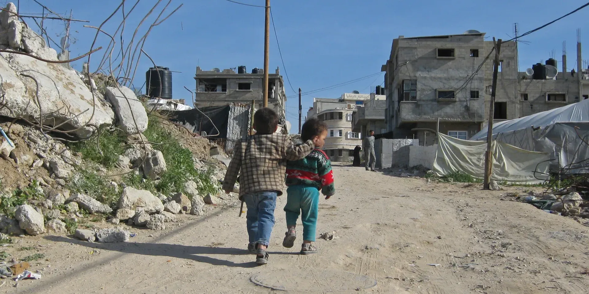 Twee palestijnse kinderen wandelen weg van de camera