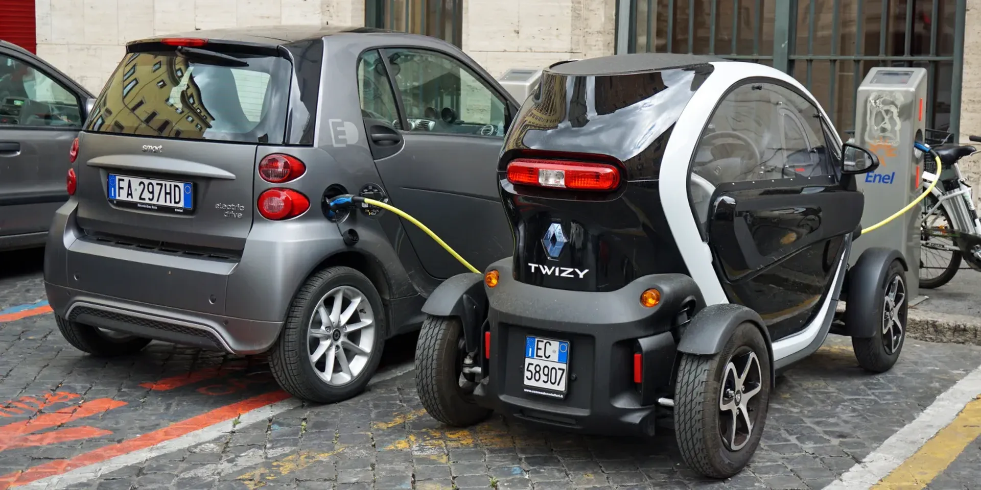 Elektrische wagens aan een laadpaal in Rome