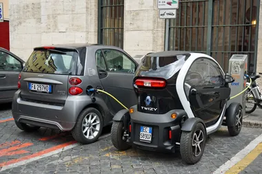 Elektrische wagens aan een laadpaal in Rome
