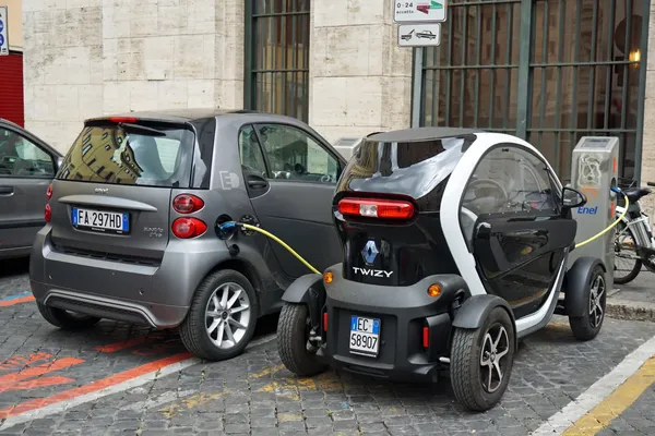 Elektrische wagens aan een laadpaal in Rome