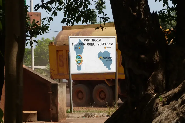 Plakkaat dat het partnerschap tussen Toucountouna en Merelbeke zichtbaar maakt