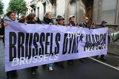 vrouwezn houden een banner vast met de tekst ‘Brussels Dyke* March’