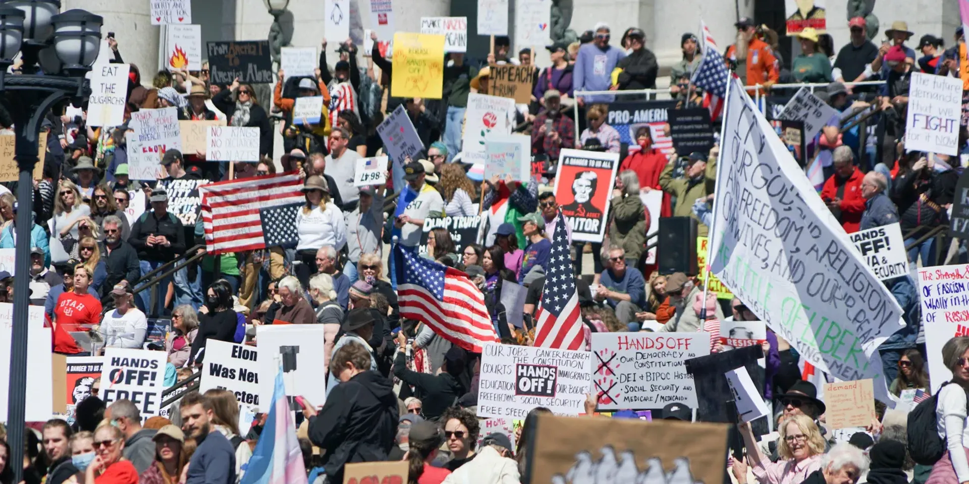 Betogers staan op trappen voor een groot gebouw eergens in de VS