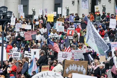Betogers staan op trappen voor een groot gebouw eergens in de VS