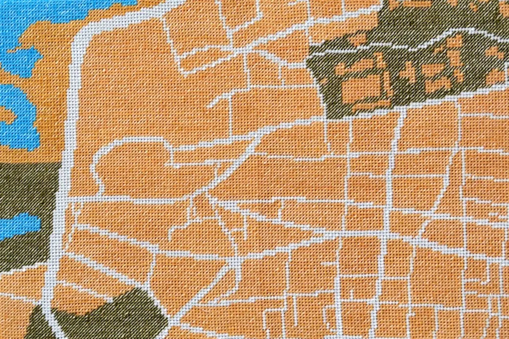 Een detail van een geborduurde kaart van Beirut
