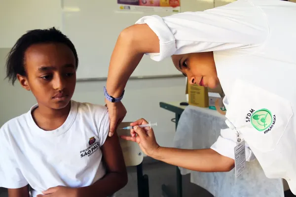 Een meisje wordt door een verpleegster ingeënt met een vaccin tegen HPV