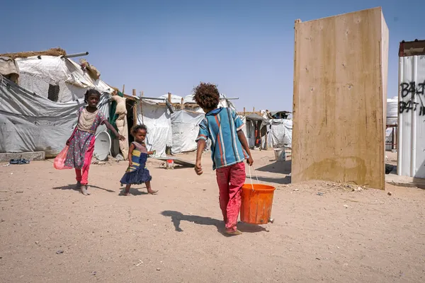 kinderen in een kamp voor inheemse vluchtelingen in Jemen