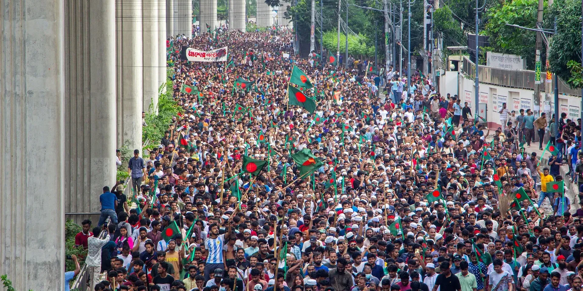 Bengali komen op straat om te vieren dat Sheikh Hasina het land ontvluchtte.