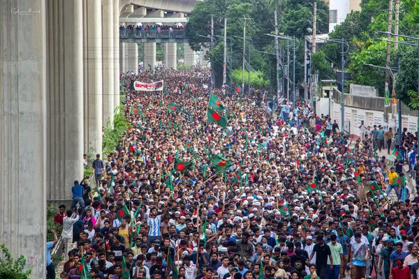 Bengali komen op straat om te vieren dat Sheikh Hasina het land ontvluchtte.