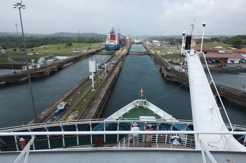 Zicht op een sluis in het panamakanaal vanop een vrachtschip