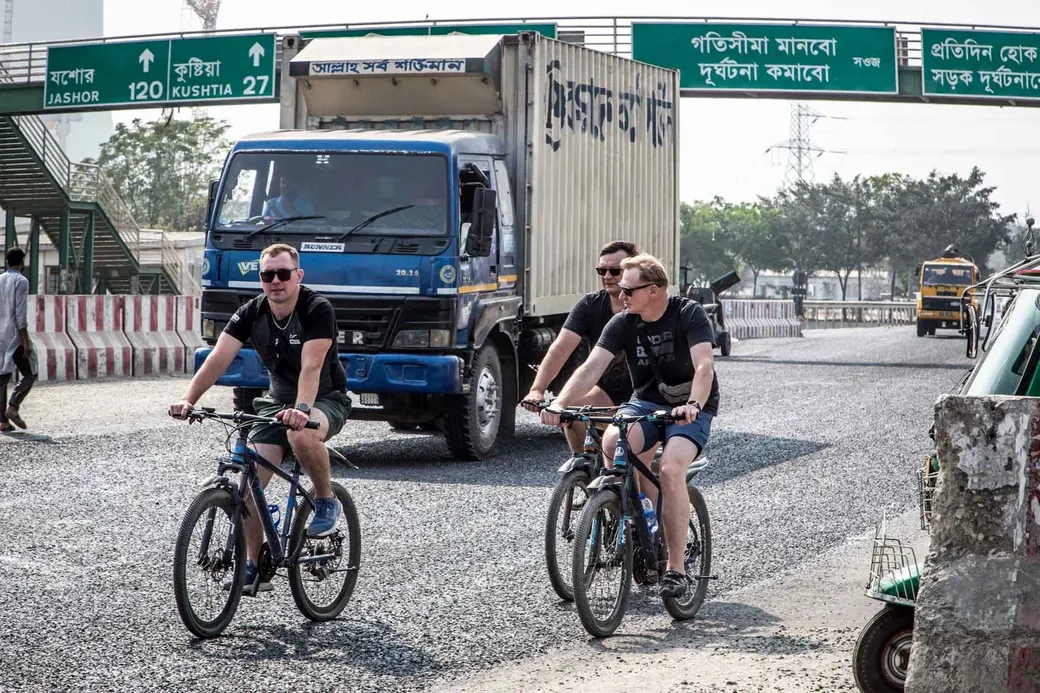 Russische werknemers van de kerncentrale fietsen door Rooppur na het werk.