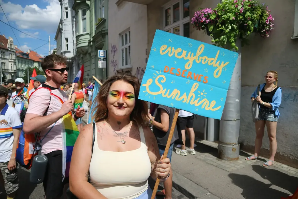 Een jonge vrouw met een pancarte tijdens de Pride March in Bratisslava. Op de panvcarte staat de tekst "Everybody deserves Sunshine"
