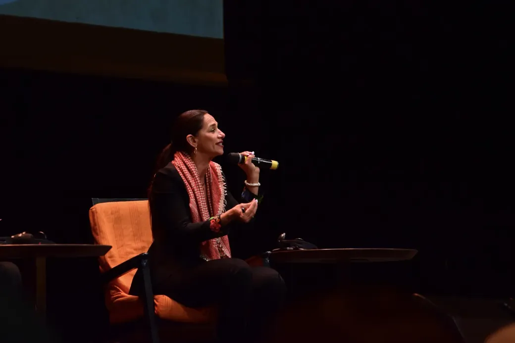 Noura Erakat spreekt tijdens een conferentie