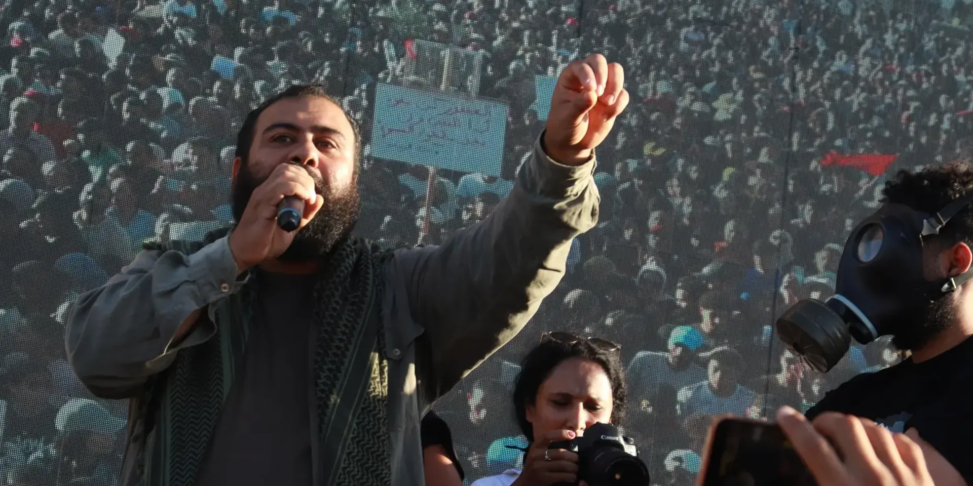 Een lokale milieuactivist spreekt een massa toe tijdens een betoging tegen de milieuvervuilende fosfaatindustrie in Gabès, Tunesië