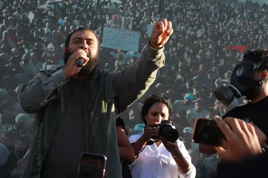 Een lokale milieuactivist spreekt een massa toe tijdens een betoging tegen de milieuvervuilende fosfaatindustrie in Gabès, Tunesië