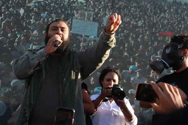 Een lokale milieuactivist spreekt een massa toe tijdens een betoging tegen de milieuvervuilende fosfaatindustrie in Gabès, Tunesië