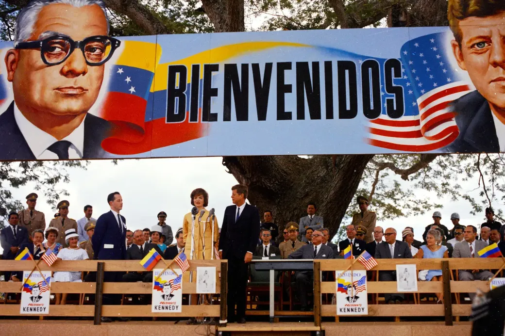 John F. Kennedy en zijn first Lady Jacky in Venezuela, 1961. Ze promootten er een landbouwprogramma onder de Alliance for Progress, die Zuid-Amerikaanse economieën moet ‘moderniseren’.