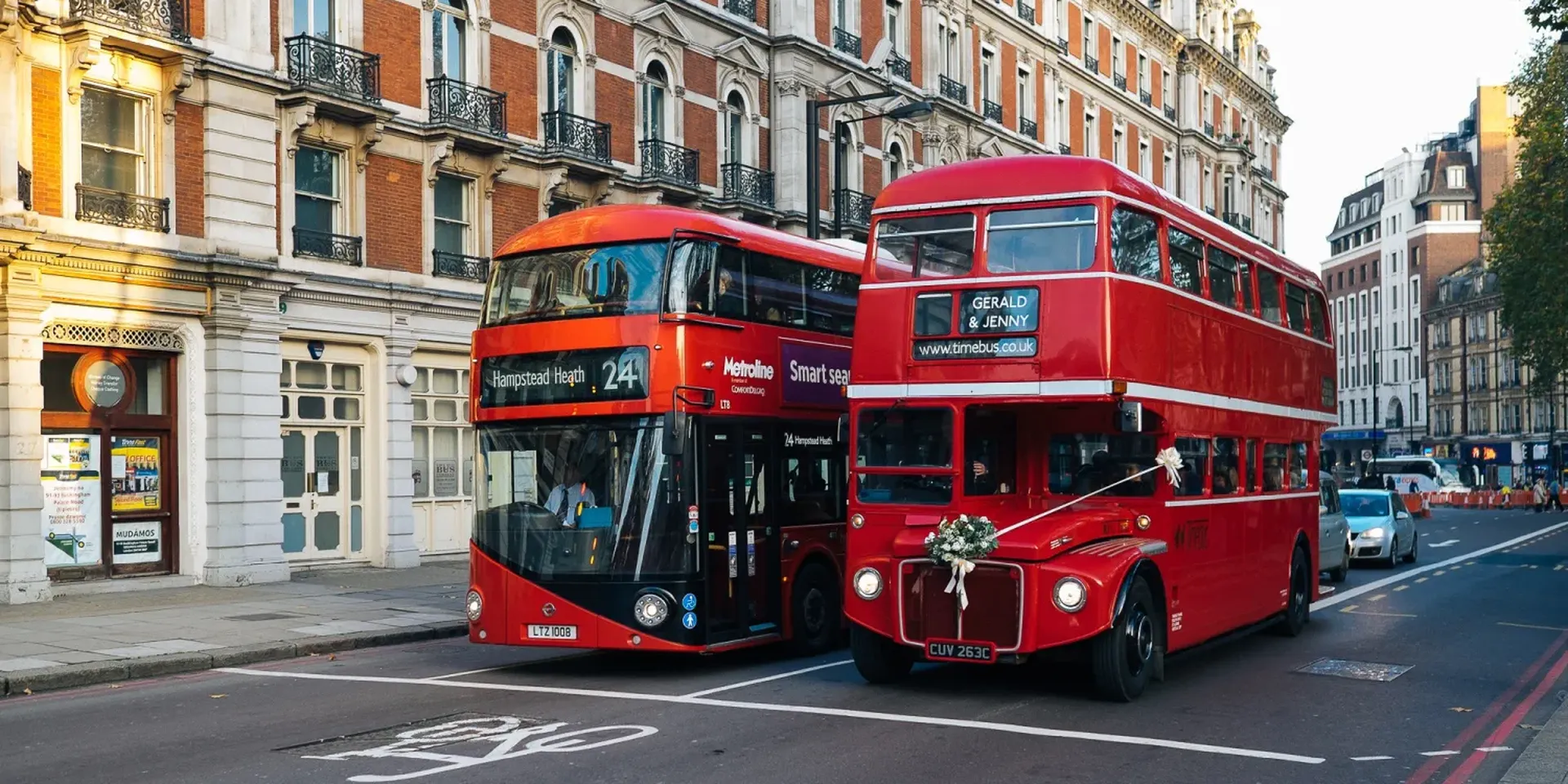 Een nieuwe elektrische en een oude dubbeldekbus in Londen