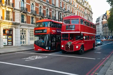 Een nieuwe elektrische en een oude dubbeldekbus in Londen