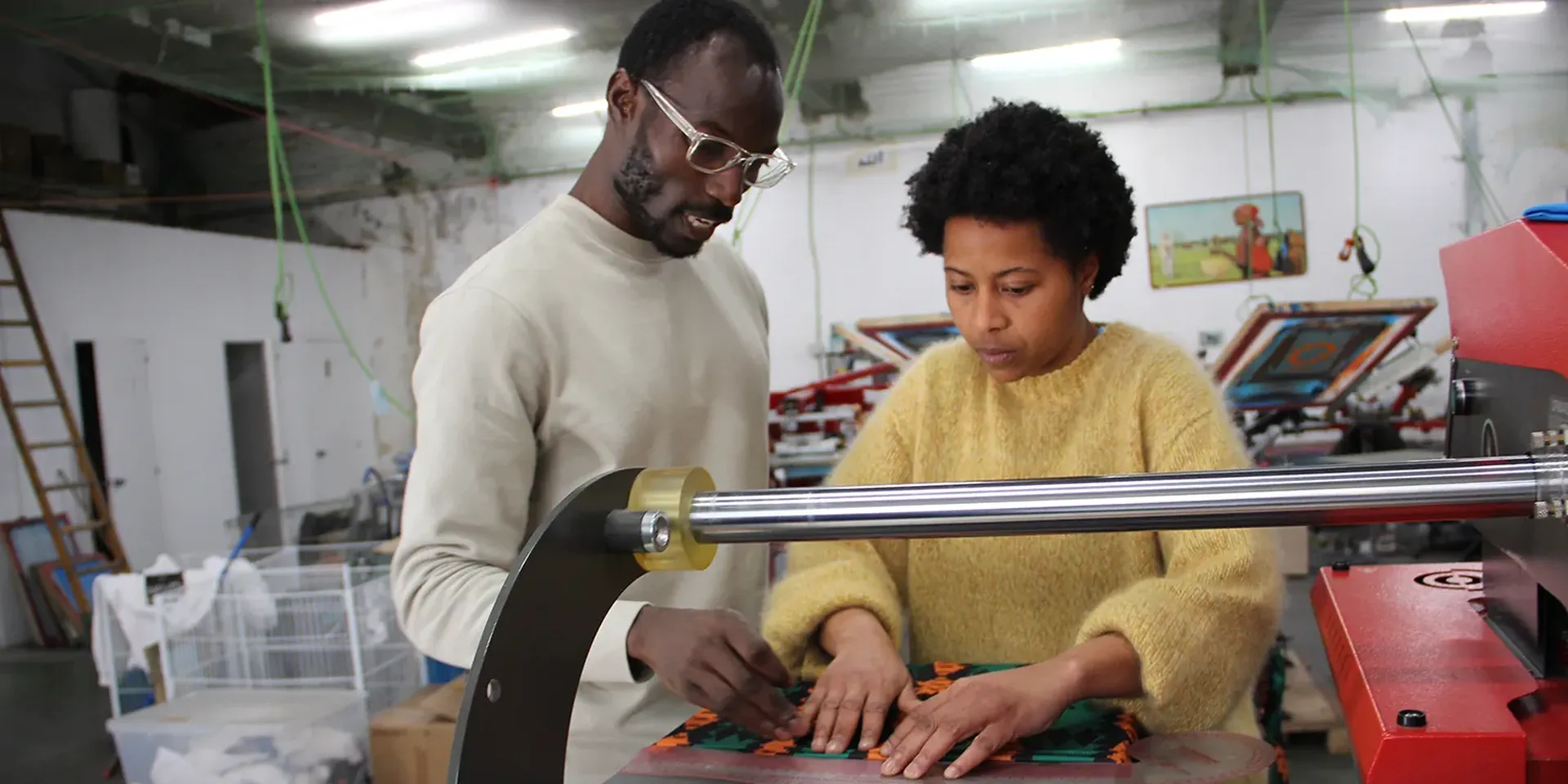 Twee personen aan een naaimachine in een Barcelonees atelier