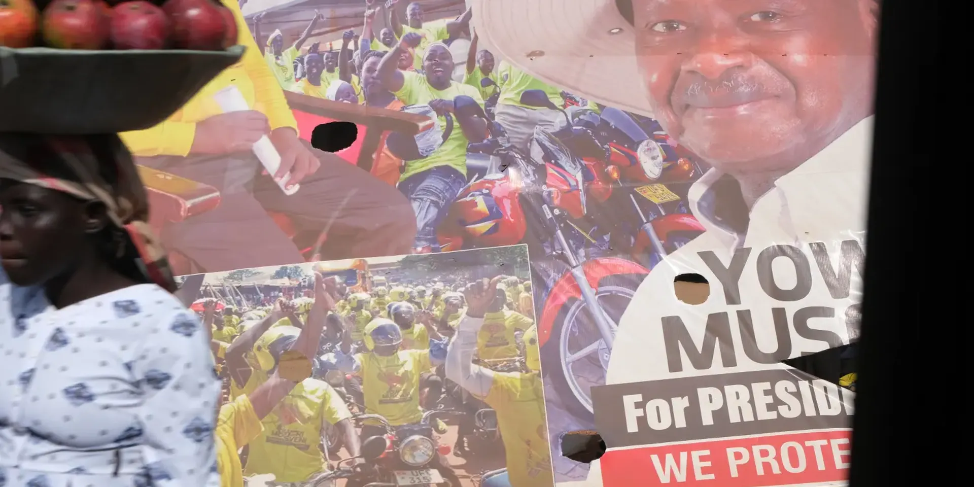 Een verkiezingsaffiche met daarop een portretbeeld van president Museveni en aanhangers in gele t-shirts op brommers