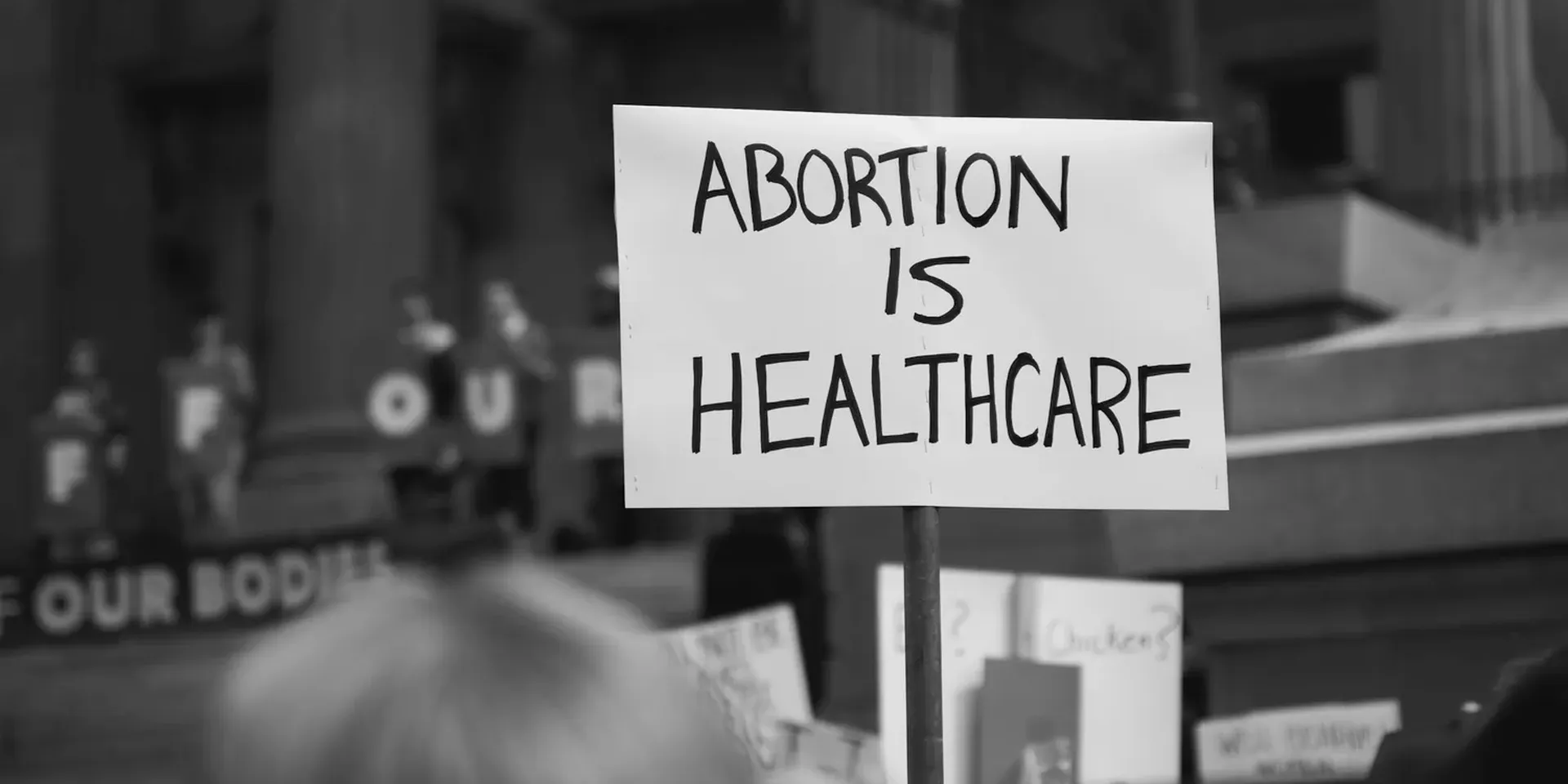 een panarte met de tekst ‘Abortion is healthcare’