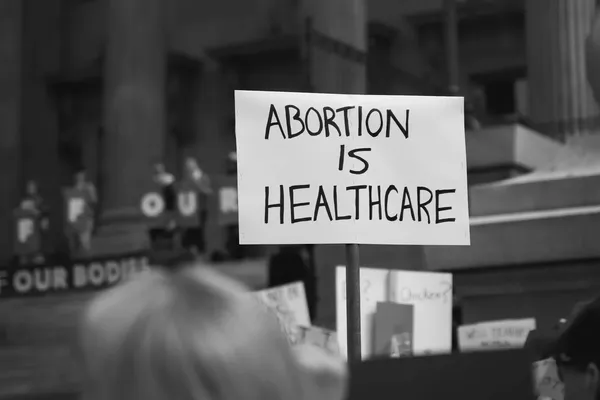 een panarte met de tekst ‘Abortion is healthcare’