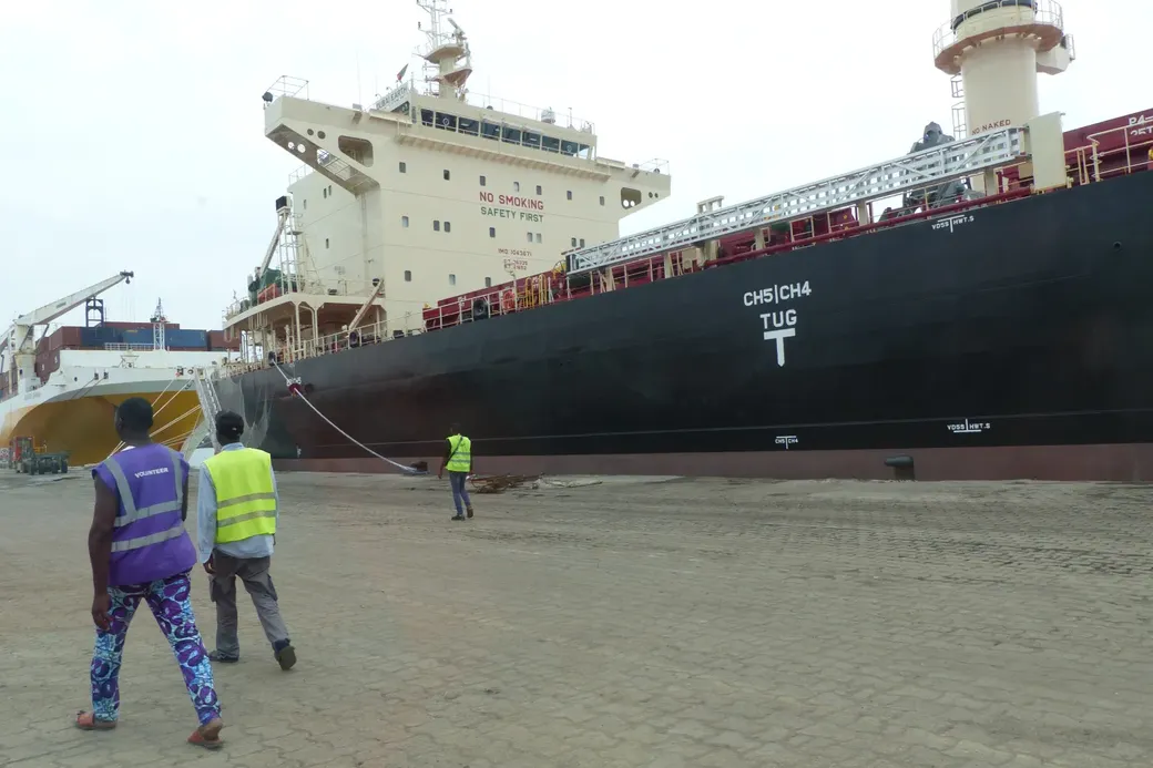 Een vrachtschip ligt aangemeerd in de haven van Cotonou