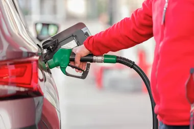 detal van een man die zijn wagen voltankt