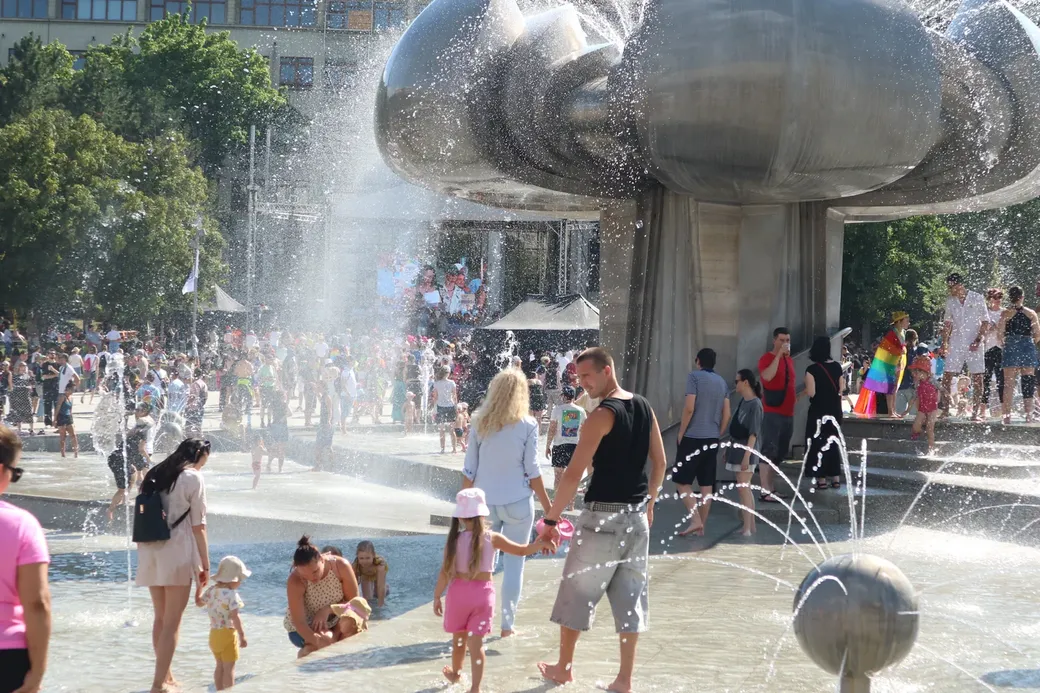 mensen staan rond een grote fontein