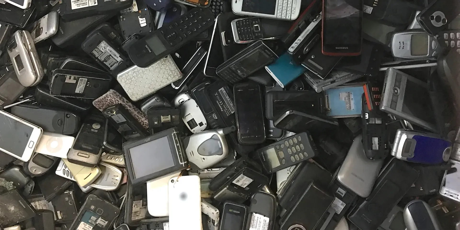 een stapel oude gsms