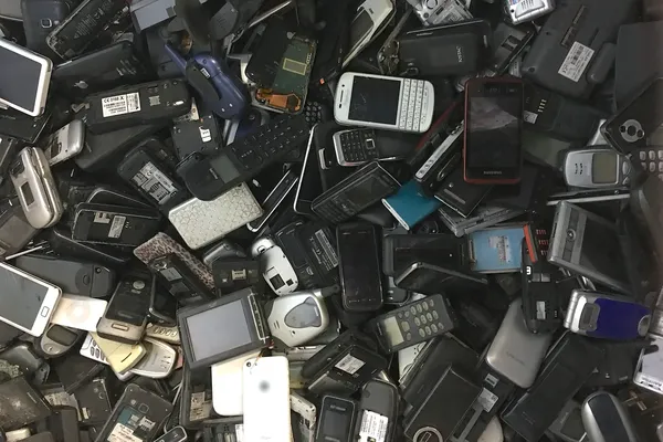 een stapel oude gsms