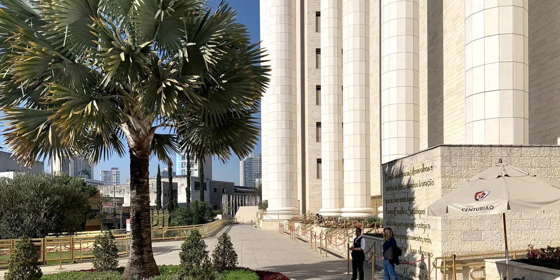 De ingang van de monumentale Universal kerk in Sao Paulo