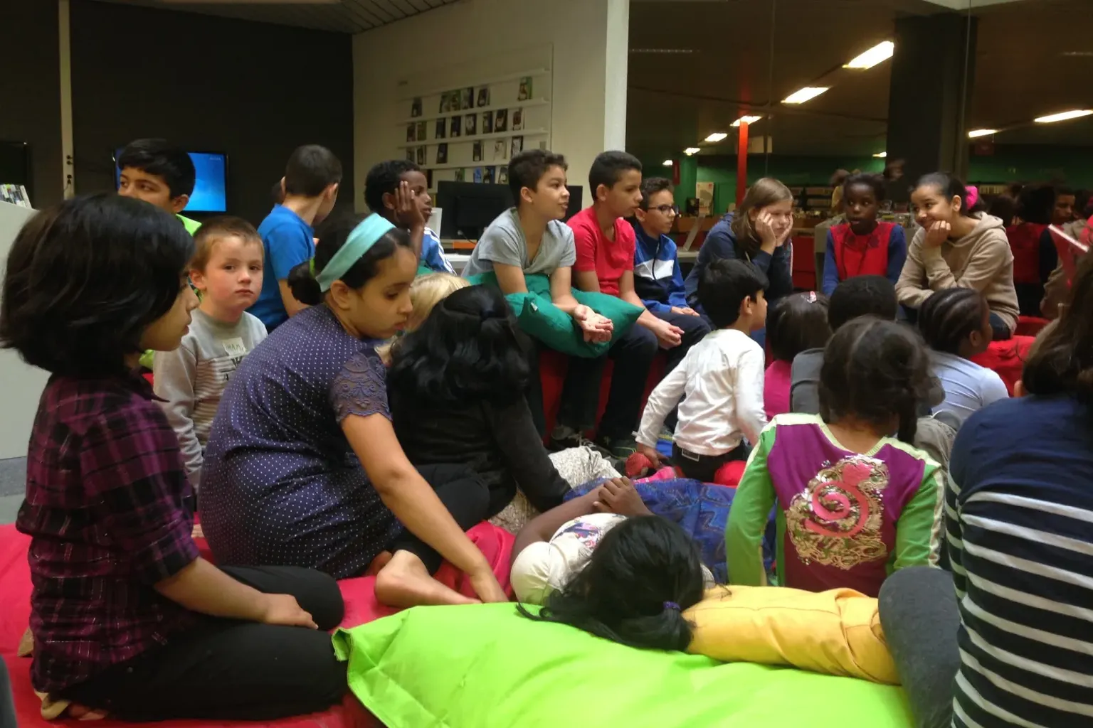 leelingen van het lager onderwijs tijdens een leesuurtje