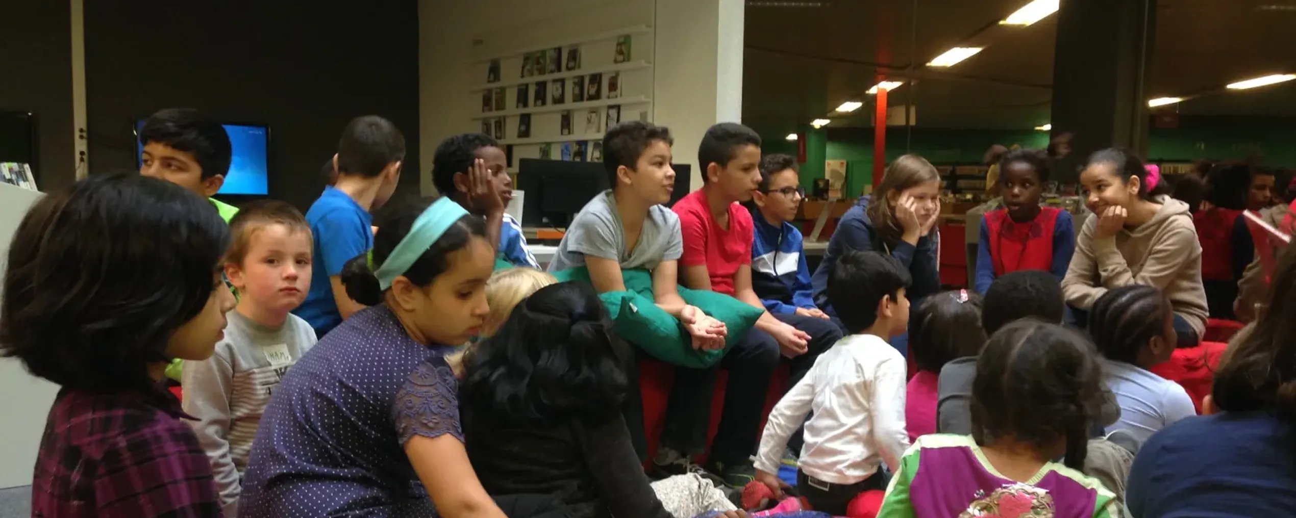 leelingen van het lager onderwijs tijdens een leesuurtje