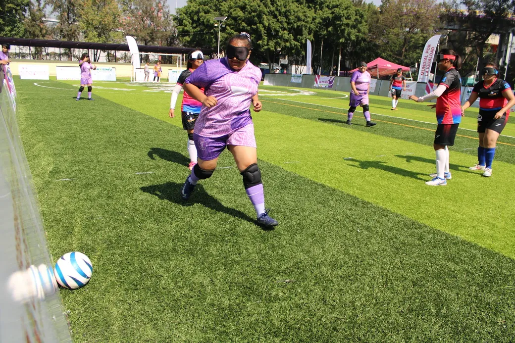 geblinddoelte voetbalsters tijdens een wedstrijd