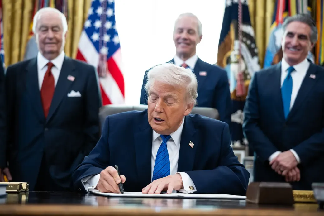 Donald Trump zet zijn handtekening onder een presidentieel decreet, eind januari 2025. Met zo'n decreet zette hij een streep onder USAID.