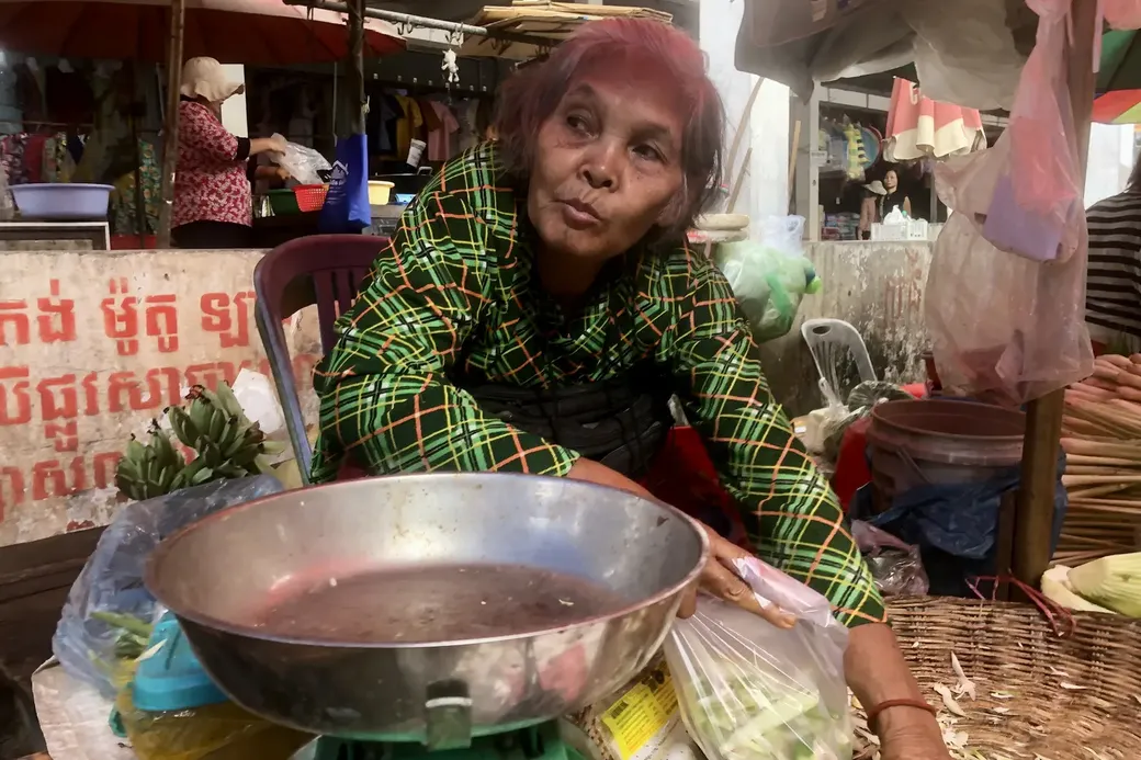 Een verkoopster op een markt in Siem Reap