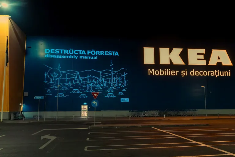 Projectie tegen ontbossing op de gevel van de grootste IKEA-winkel in Roemenië