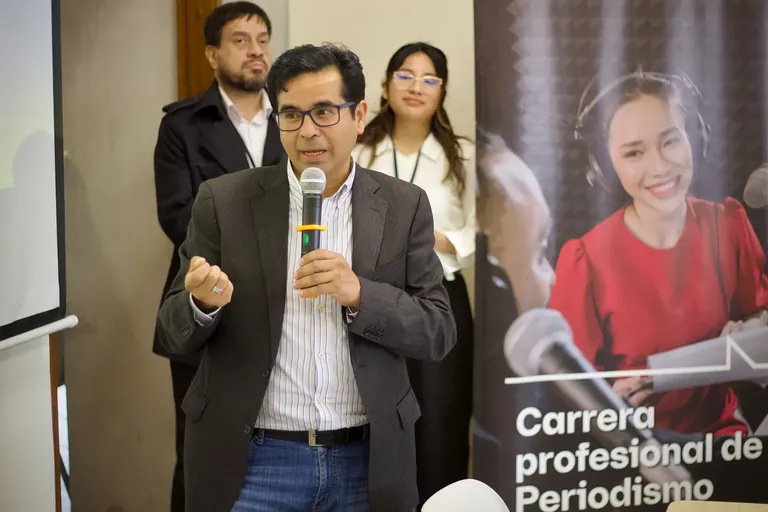Professor Franklin Cornejo tijdens een lezing