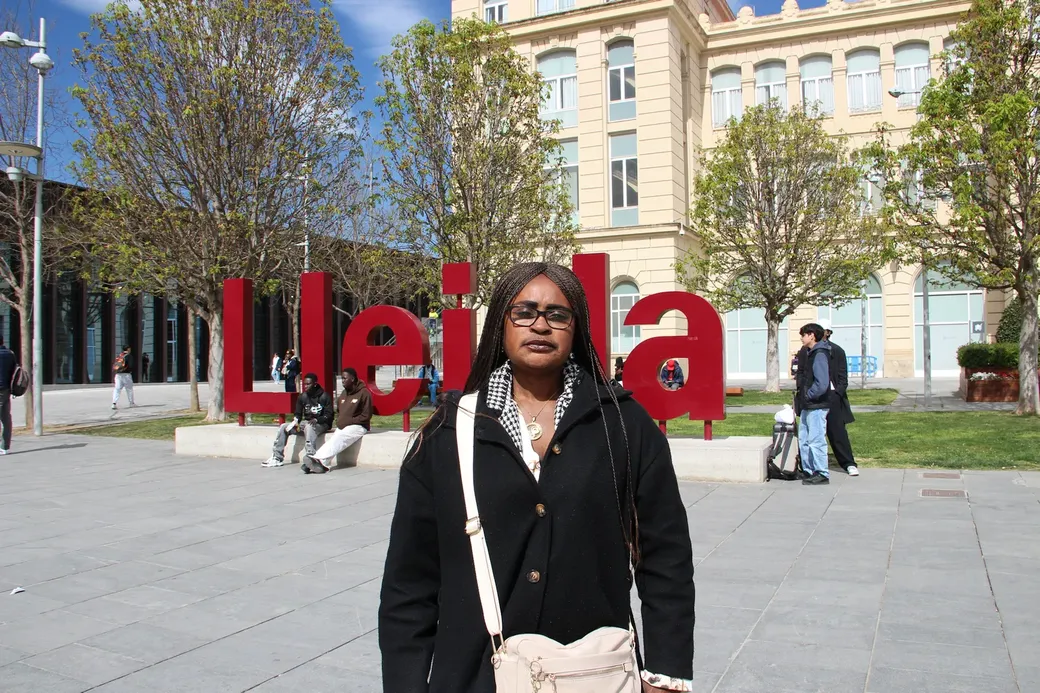 Seynabou, een van de vrijwilligers die migranten in Lleida uitleg geven over de procedure voor de nieuwe regularisatie. Organisaties vrezen dat er in landelijke gebieden onvoldoende infrastructuur is voor de regularisatie.