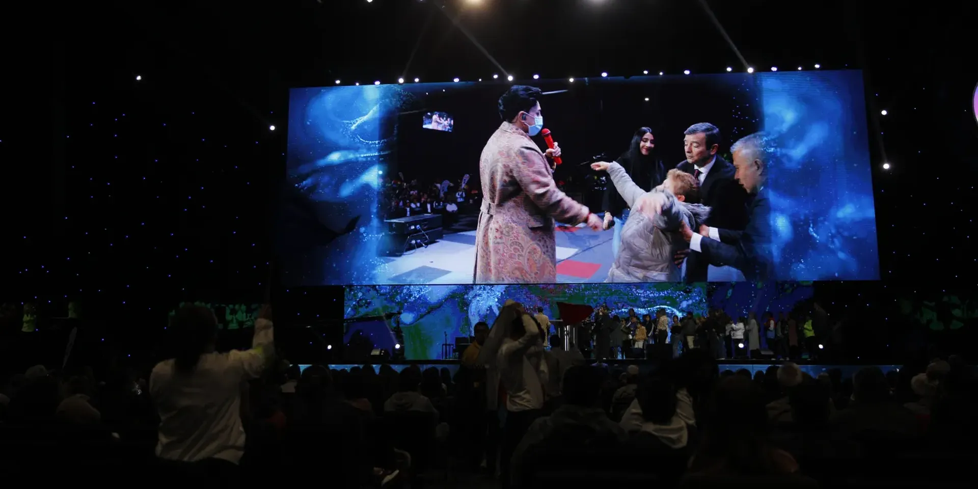 Een gelovige valt in katzwijm tijdens een "voorstelling"