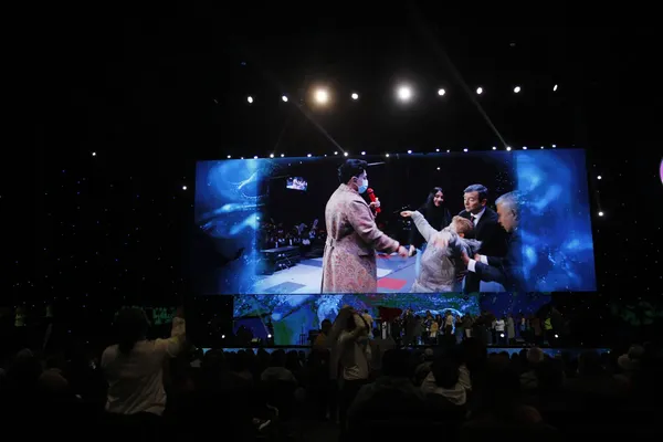 Een gelovige valt in katzwijm tijdens een "voorstelling"