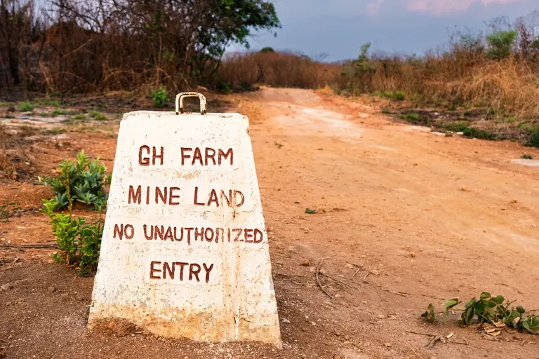Waarschuwing langs de kant van de weg dat het verderop gelegen gebied eigendom is van een mijn