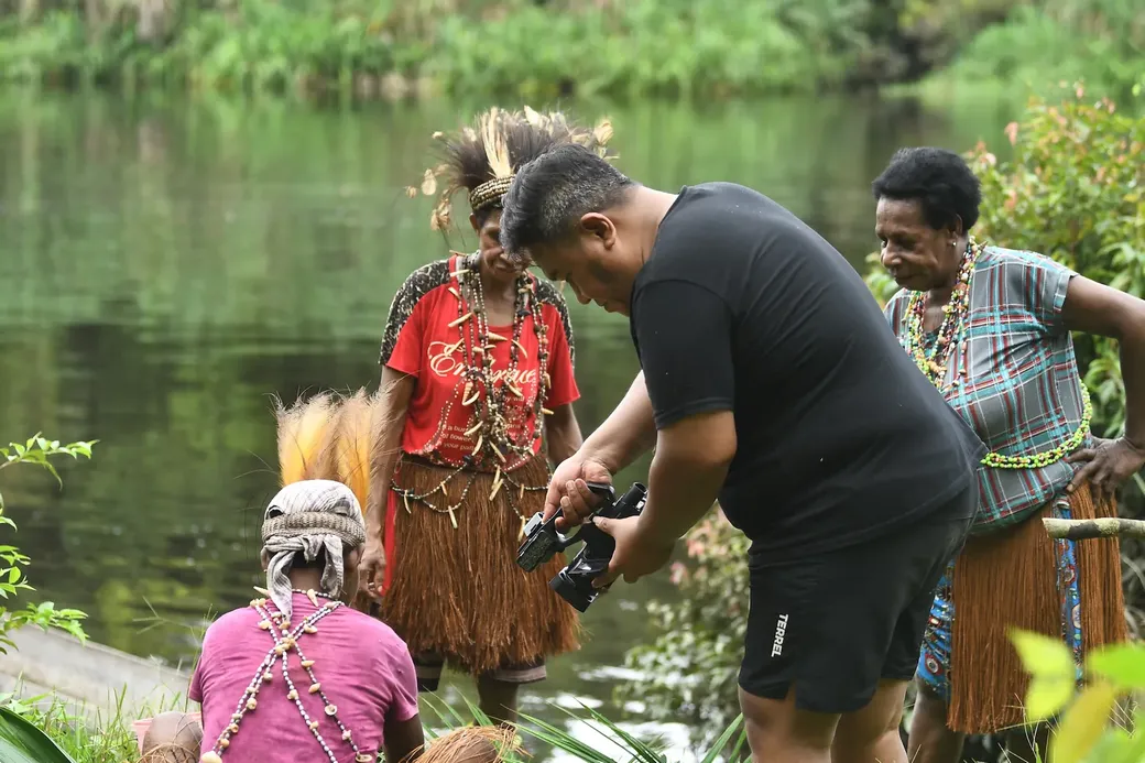 Regisseur Dandhy Laksono tijdens opnames voor een documentaire
