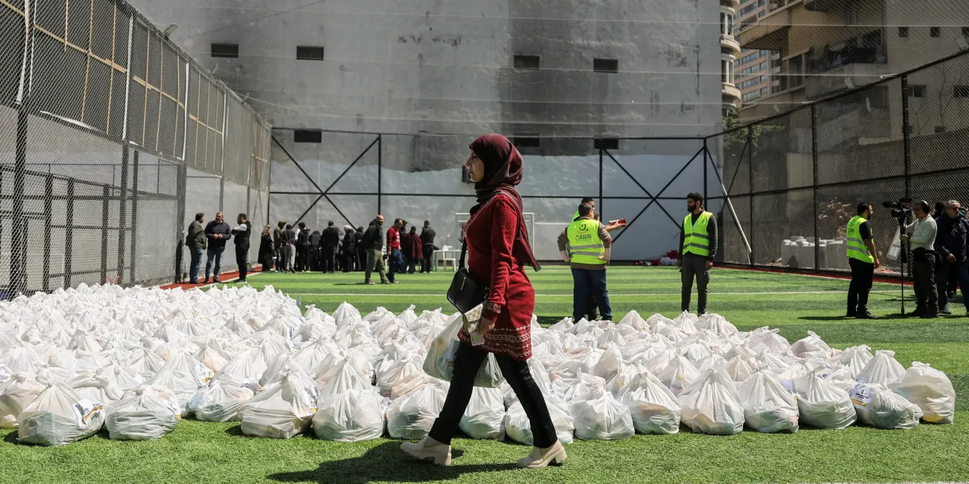 Een voedseldistributiecentrum in een wijk van Beiroet, Libanon