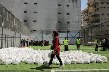 Een voedseldistributiecentrum in een wijk van Beiroet, Libanon